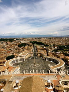 Der Piazza San Pietro von der Kuppel des Petersdoms aus gesehen.