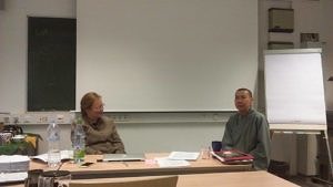 Prof. Dr. Ng Zhiru (Pomona College, California) und Prof. Dr. Esther-Maria Guggenmos (Lehrstuhl Sinologie, FAU) am 25.05.2016 am Lehrstuhl für Sinologie der FAU