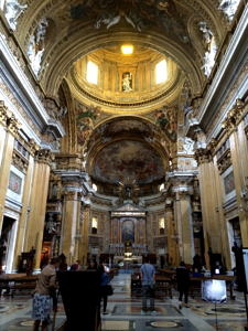 Der Innenraum des Petersdom in Rom.