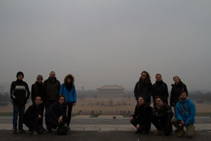 Ein gruppenfoto der ExkursionsteilnehmerInnen vor dem Danfeng Tor in Chang'an 2017.