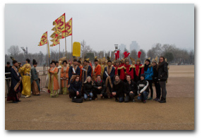 Die ExkursionsteilnehmerInnen bei einem historischen Reinactment.