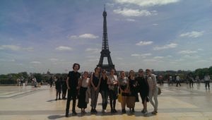 Ein Gruppenbild der ExkursionsteilnehmerInnen vor dem Eifelturm in Paris 2017.