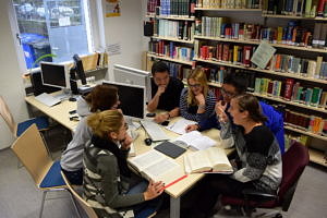 Studierende beim gemeinsamen Lernen im Leseraum der Teilbibliothek Sinologie.