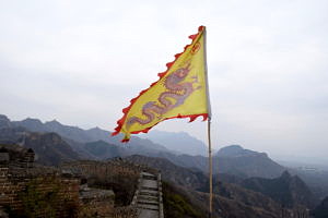 Eine Drachenfahne im Wind auf der Chinesischen Mauer.