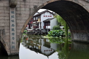 Eine Brücke vom Fluss aus fotografiert.