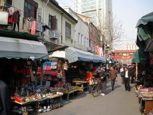 Ein Strassenmarkt in einer chinesischen Stadt.