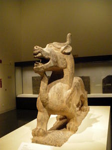 Eine steinerne Drachenstatue aus einem Museum.