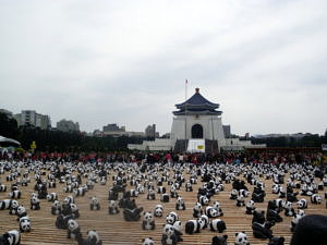 Tausende Papp-Pandas vor der Chiang Kai-Shek Memorial Hall als Teil einer Tierschutzaktion aus dem Jahr 2014.