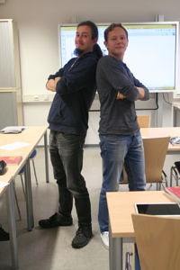 Zwei Hiwis im Klassenzimmer.