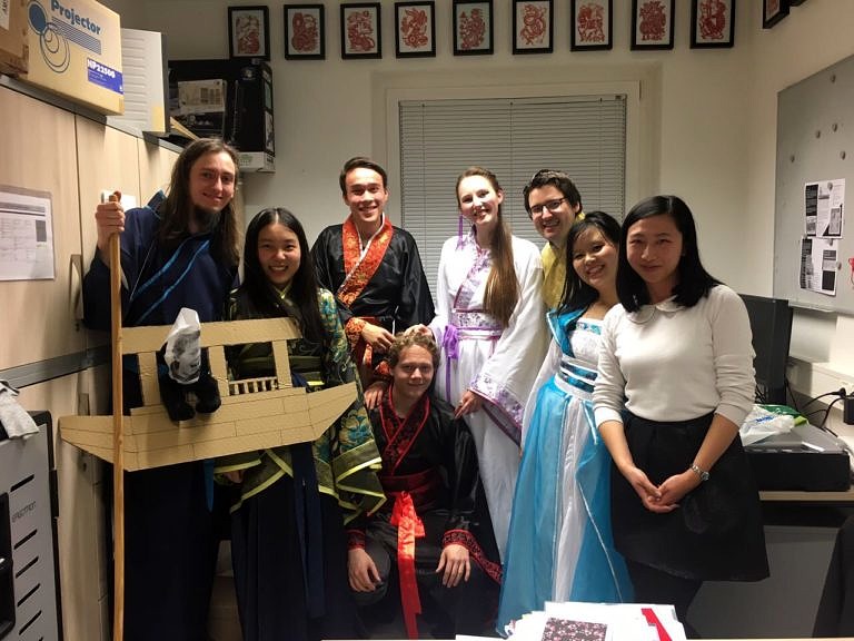 Theatergruppe: Premiere der „Legende der Weißen Schlange“