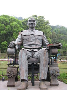 Eine sitzende Statue von Chiang Kai-shek aus dem Chiang Kai-shek Statuenpark auf Taiwan.