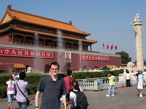 Maximilian Maydt vor dem Mausoleum Mao Zedong's.