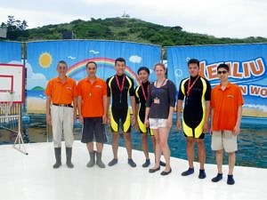 Ein Gruppenfoto mit Frau Dr. Krusche und einigen Mitarbeitern der Yehliu Ocean World.