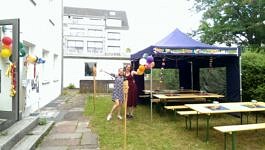 Mitglieder der FSI bei den Vorbereitungen für das Sino-Semesteranfangsgrillen.