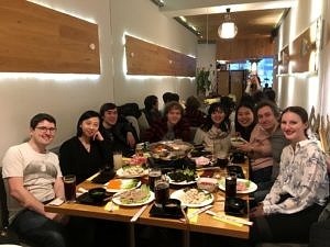 Die Theatergruppe beim Hotpot-Essen nach einem Auftritt in München.