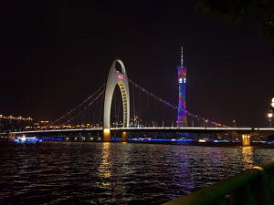 Die Liede Brücke und der Canton Tower bei Nacht.