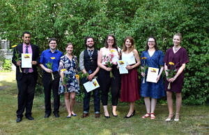 Ein Gruppenfoto von AbsolventInnen der Sinologie 2018 im Garten des IKGF.