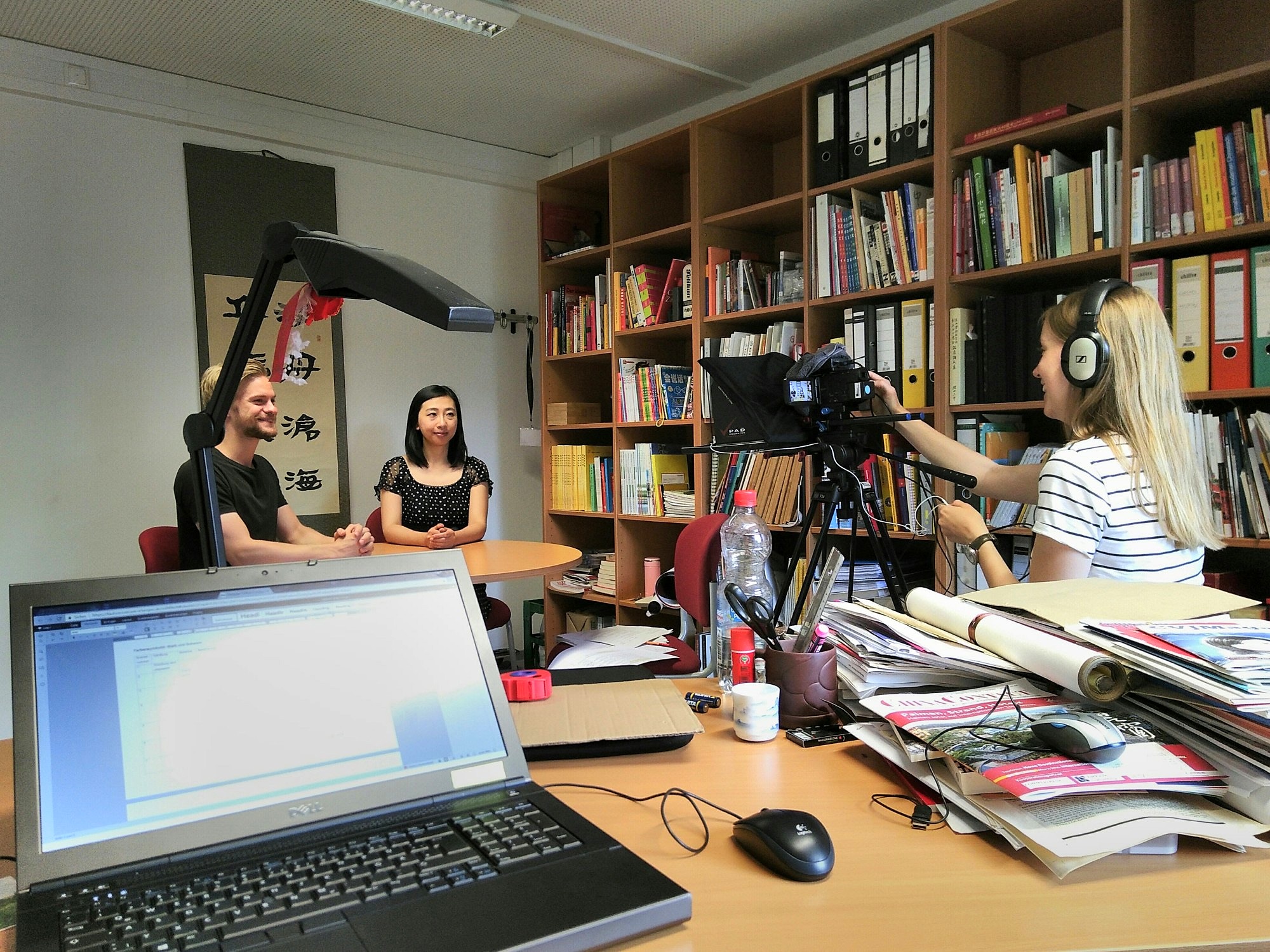 Studierende und Lehrende bei einem Videodreh im Sinologie-Institut.