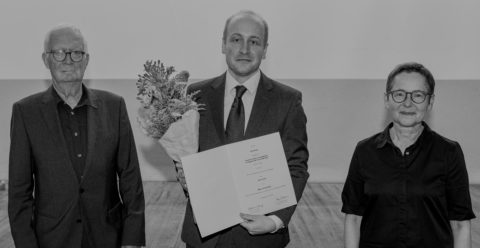 Bild der Preisverleihung von Stefan Christ (Mitte) mit Prof. Dr. Susanne Rupp, Vizepräsidentin der Universität Hamburg (rechts) und Prof. Dr.-Ing. Rolf Dalheimer (links)