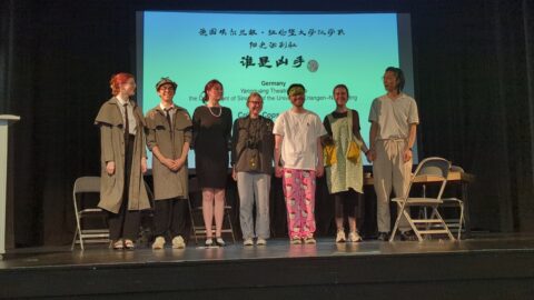 Gruppenfoto der Theatergruppe Sonnenstrahl im Sommersemester 2025