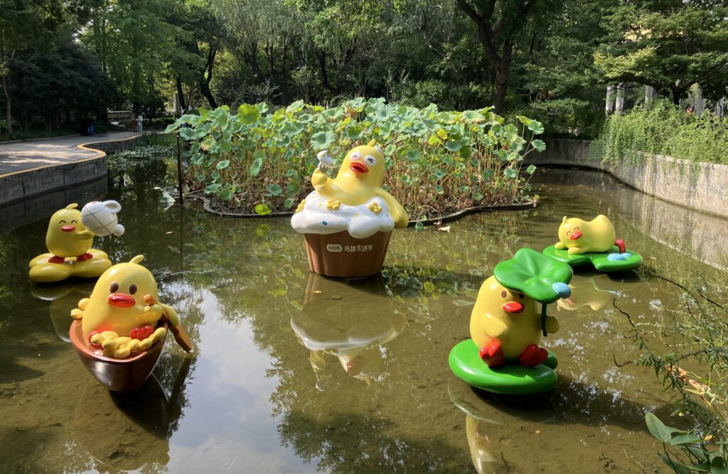 Enten Skulpturen auf einem Teich